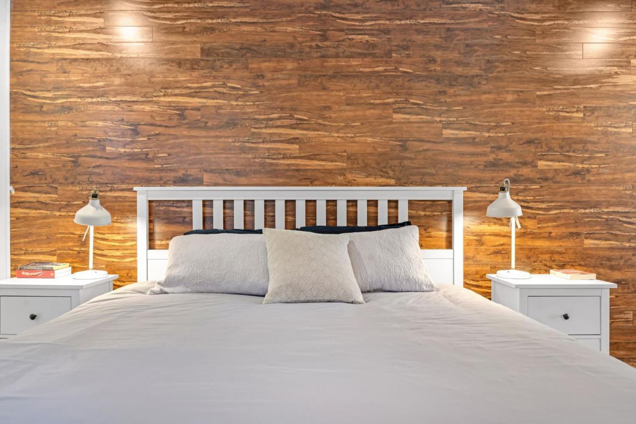 Amazing Fully Renovated Apartment On Queen St. Τορόντο Εξωτερικό φωτογραφία